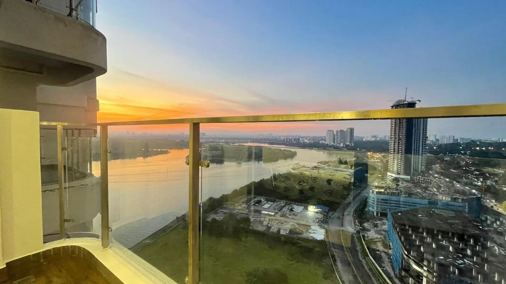 Seaview Danga Bay Gateway Relax With Fee Parking For 8-10 Guest contacts